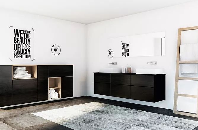 Badeværelse med væghængt toilet og indbygget cisterne